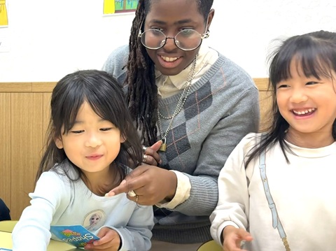 イーオンキッズ横浜本校では、スタッフが明るく楽しい雰囲気を作っています。