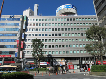 イーオンキッズ横浜本校は、駅近で通いやすい環境です。