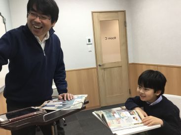 イーオンキッズ青葉台校では、講師が丁寧に英会話学習をサポートします。