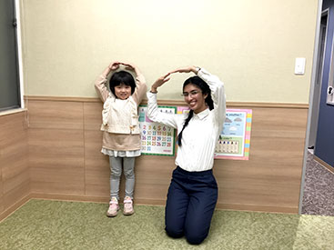 イーオンキッズ鶴見校では、講師が楽しく英会話を身につけるお手伝いをします。