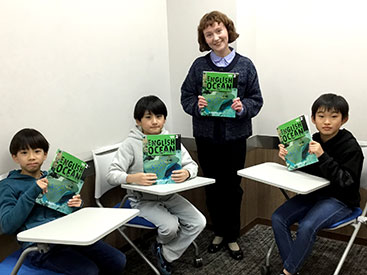 イーオンキッズ中山校は、会話と文法の総合コースが人気です。