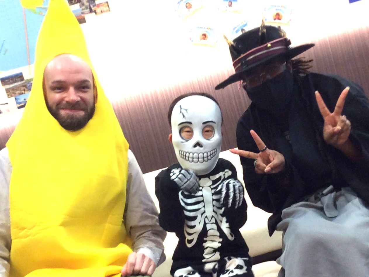 イーオンキッズ横浜本校では、スタッフが明るく楽しい雰囲気を作っています。