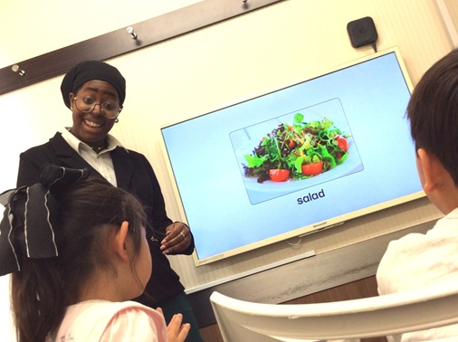 イーオンキッズ横浜本校では、講師が丁寧に英会話学習をサポートします。