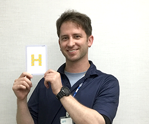 イーオンキッズ青葉台校の外国人講師のHarry先生。