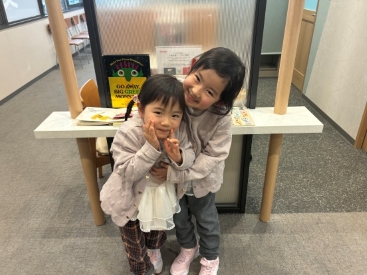 イーオンキッズ青葉台校では、ごきょうだいやお友達と楽しくご通学できます。