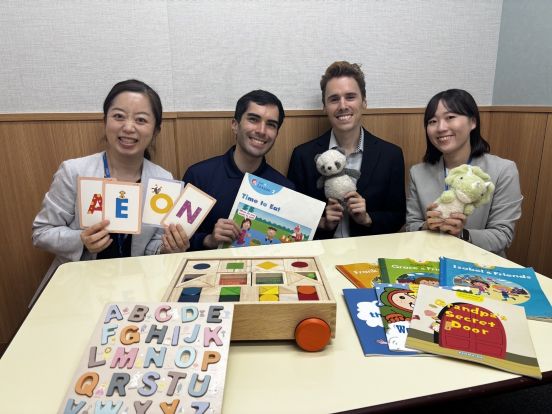 イーオンキッズ青葉台校のスタッフ集合写真。
