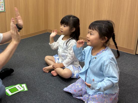 イーオンキッズ青葉台校では、講師が楽しく英会話を身につけるお手伝いをします。