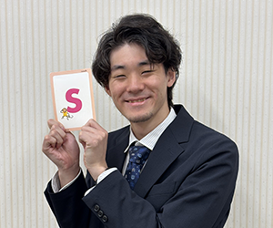 イーオン日吉校の日本人講師Shota先生。