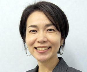 イーオンキッズ上大岡校の日本人講師Mai先生。