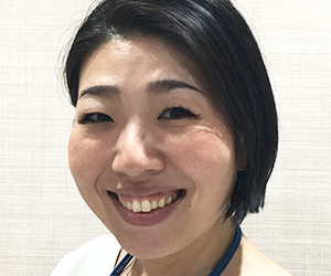 イーオンキッズ上大岡校の日本人講師Aki先生。