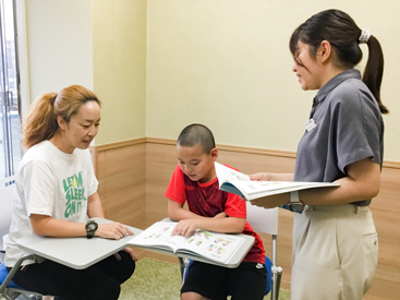イーオンキッズ鶴見校では、授業参観を行いお子様たちの成長を見てもらいます。
