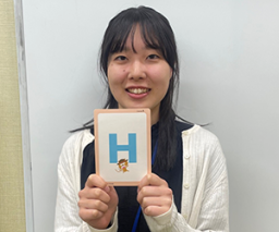 イーオン新百合ヶ丘校の日本人講師Haruka先生です。