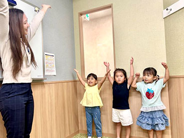 イーオンキッズ相模大野校では、講師が楽しく英会話を身につけるお手伝いをします。