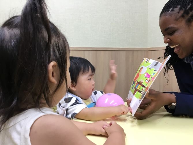 イーオン相模大野校では絵本の読み聞かせイベントを実施しております