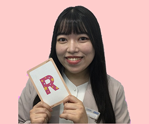 イーオンキッズ橋本校の日本人講師Rio先生。