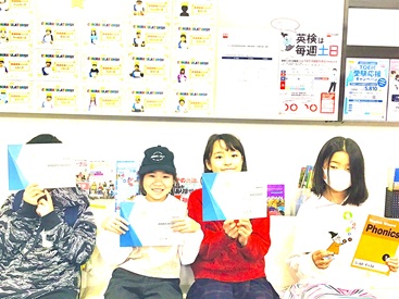 イーオンキッズ平塚校の講師が、資格試験も含め英語全般の上達を丁寧に指導します。