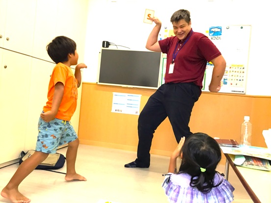 イーオンキッズ平塚校の6歳児クラスのレッスン風景。