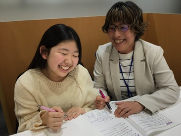 イーオンキッズ小田原駅前校の講師は、生徒様の学習を力強くサポートします。