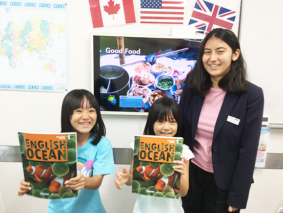 イーオンキッズ高知校では、小学生以上は会話と文法のコースをご受講でき英語の総合力アップができます。