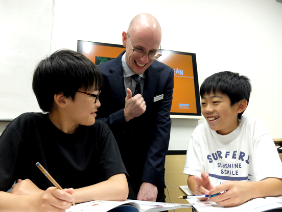 イーオンキッズ熊本校では、小学生にぴったりの英会話レッスンで基礎からしっかりサポートします。