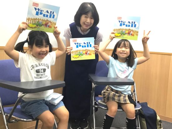 イーオンキッズ京都駅前校の小学生クラスです。英語でプレゼンをすることも！会話＋文法で英語の基礎力が身に付きます。