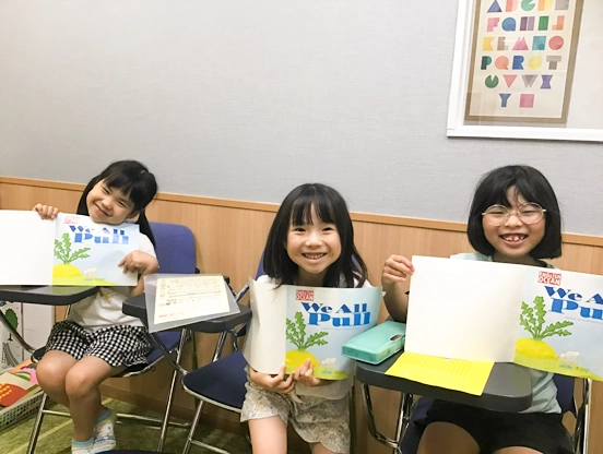 イーオンキッズ京都駅前校の小学生クラスの生徒様です。おともだちと一緒に楽しく学べる環境があります！