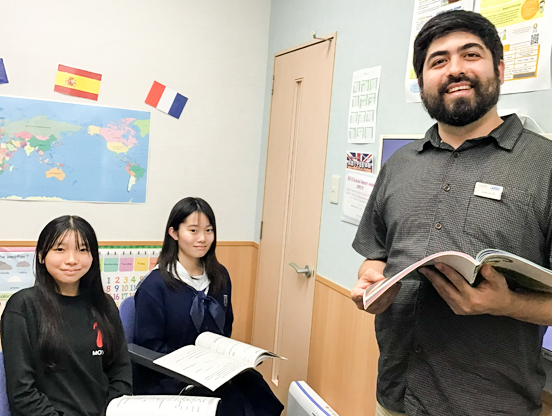 イーオンキッズ京都駅前校の中学生クラスの様子です。学校の勉強や資格試験対策も対応しています！