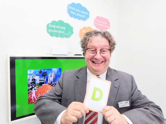 イーオンキッズ四日市校のスタッフは、明るく親しみやすい対応を心がけています。