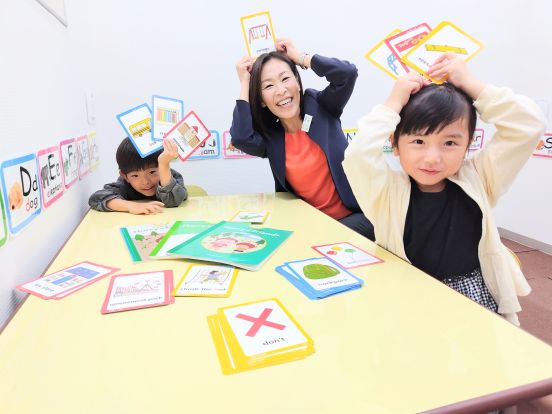 イーオンキッズ四日市校なら、講師がしっかりと英会話力向上を支援します。