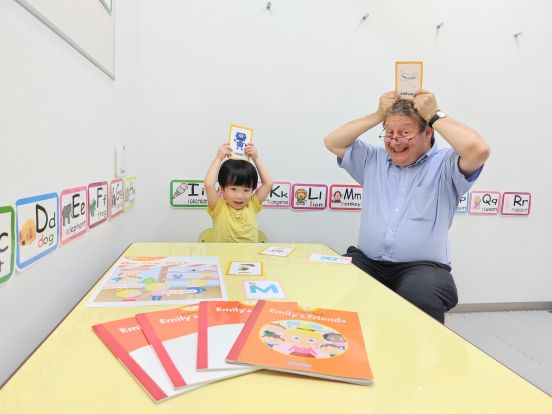 大人気の幼児クラス。自然な形でたくさんの英語に触れ、楽しみながら英語の基礎力を育てます。