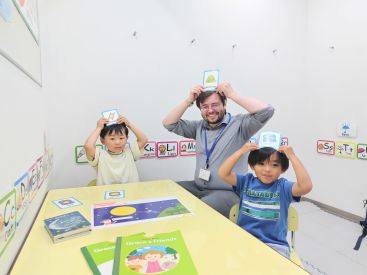 幼児もしっかりサポート。体を使って遊びながら、たくさんの英語を聞いて話します。