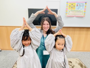 イーオンキッズ仙台泉中央校の、ご兄弟・お友達と一緒に通学しているお子様。