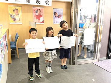 イーオンキッズ諏訪ステーションパーク校では、講師が楽しく英会話を身につけるお手伝いをします。