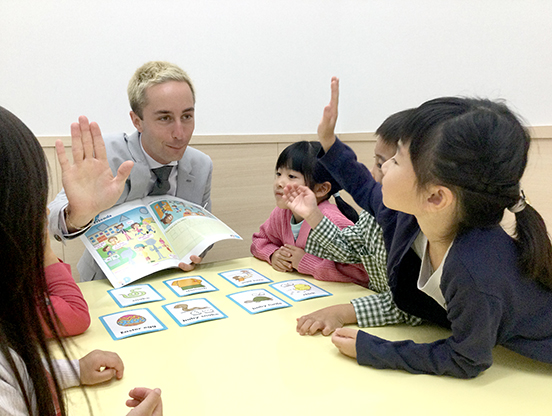 イーオンキッズ諏訪ステーションパーク校のネイティブ講師は、キッズが楽しめるレッスンを提供します！