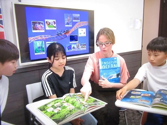 イーオンキッズ上田校なら、小学生がゲーム感覚で英語を楽しく学べます。