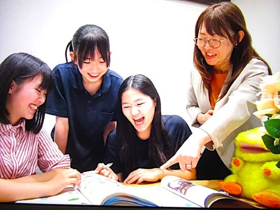 イーオンキッズ上田校では、中学生が自然に英語を身につけるレッスンを行っています。