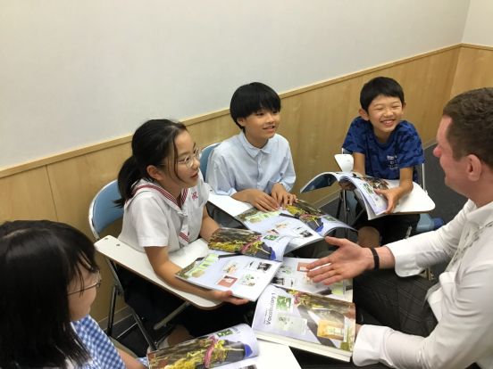 イーオンキッズ長崎スタジアムシティ校なら、小学生にぴったりの英会話レッスンで基礎からしっかりサポートします。