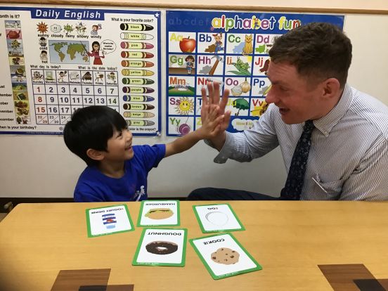 イーオンキッズ長崎スタジアムシティ校では、講師が楽しく英会話を身につけるお手伝いをします。