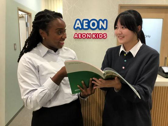 イーオンキッズ長崎スタジアムシティ校では、講師が楽しく英会話を身につけるお手伝いをします。