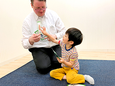 イーオンキッズ奈良学園前校では、講師が英会話の上達をしっかりサポートします。