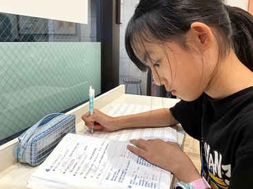 イーオンキッズ奈良学園前校では、ロビーで自習ができます。