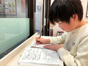 イーオンキッズ奈良学園前校では、ロビーで自習ができます