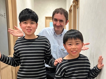 イーオンキッズ奈良学園前校はご家族やお友達と一緒に通学される方が多いです。