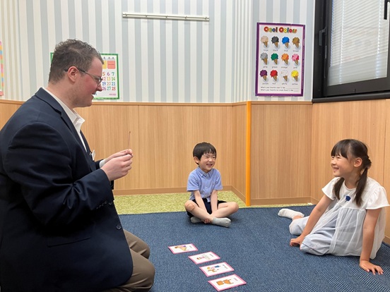イーオンキッズ奈良学園前校では、講師が楽しく英会話を身につけるお手伝いをします。