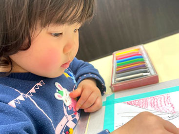 イーオンキッズラブラ2新潟本校では、講師が丁寧に英会話学習をサポートします。