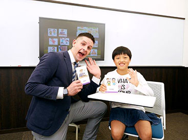 イーオンキッズラブラ2新潟本校のスタッフは、いつも明るく元気でフレンドリーです。