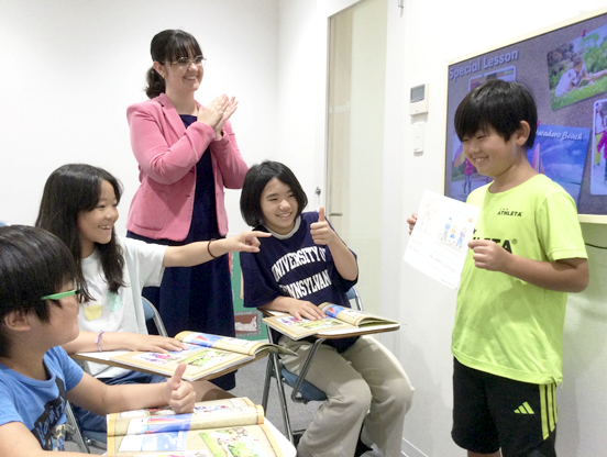 イーオンキッズ大分校では、人前で堂々と発表する力を養います。