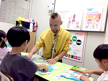 イーオンキッズ岡山駅前校では、講師が英会話の上達をしっかりサポートします。