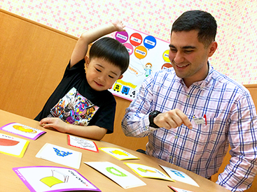 イーオンキッズ津山校の講師陣が、お子様の英会話力向上をお手伝いします。