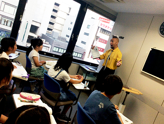 イーオンキッズ岡山駅前校では、小学生が英語を好きになる楽しい学習環境を提供します。